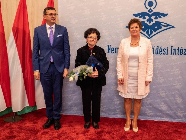 Közművelődést Támogató díjat kapott a nyugdíjas tatai pedagógus￼