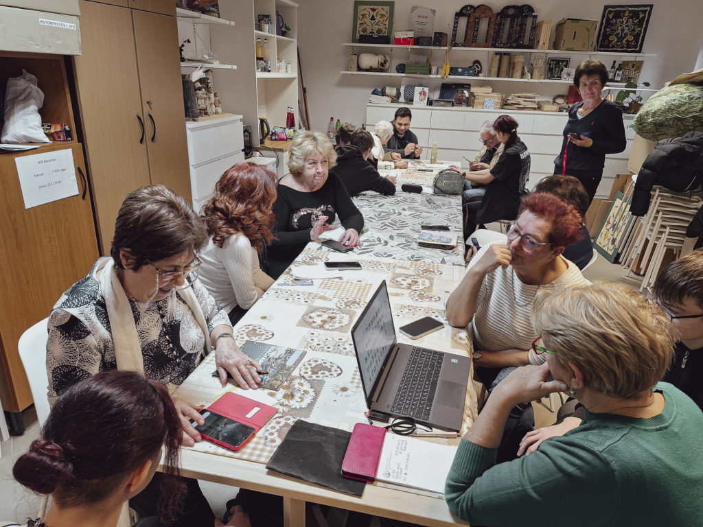 Egyre nagyobb az érdeklődés az okostelefon- és internettanfolyamunk iránt