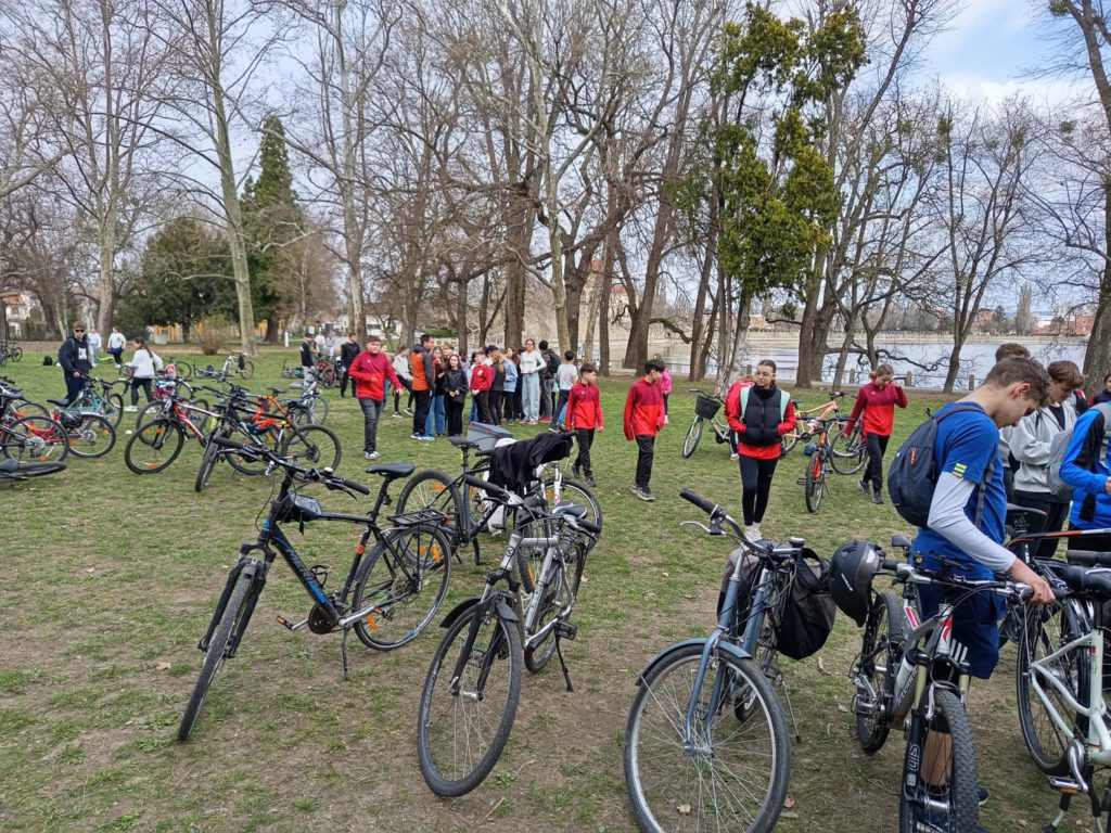 Kerékpáros emléktúrával tisztelegtek a szabadságharc hősei előtt Tatán