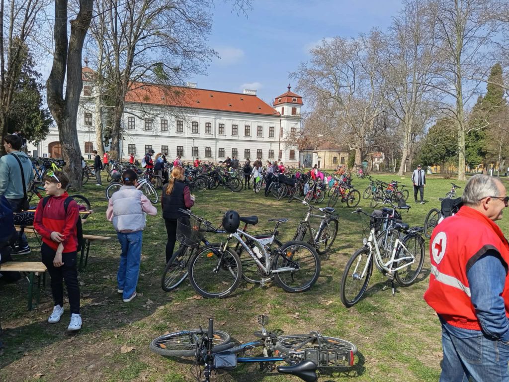 Kerékpáros emléktúrával tisztelegtek a szabadságharc hősei előtt Tatán