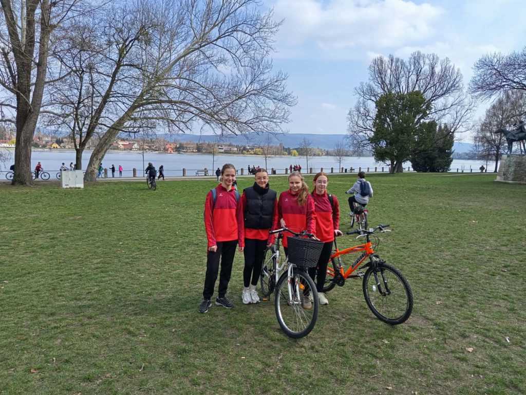 Kerékpáros emléktúrával tisztelegtek a szabadságharc hősei előtt Tatán