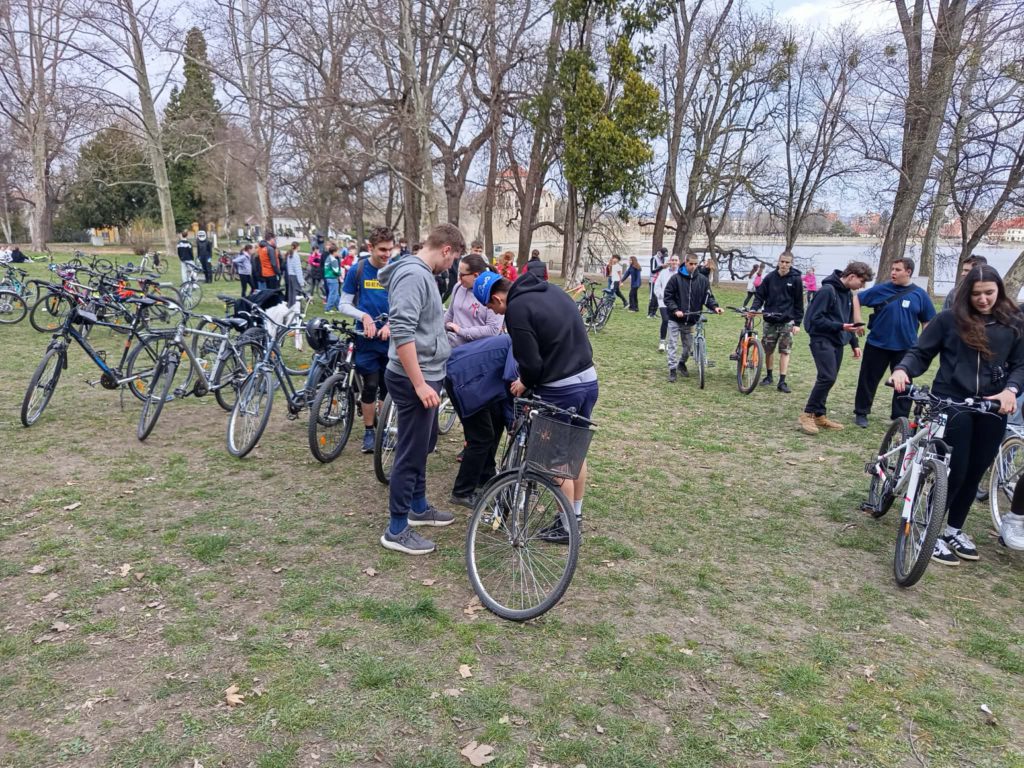 Kerékpáros emléktúrával tisztelegtek a szabadságharc hősei előtt Tatán