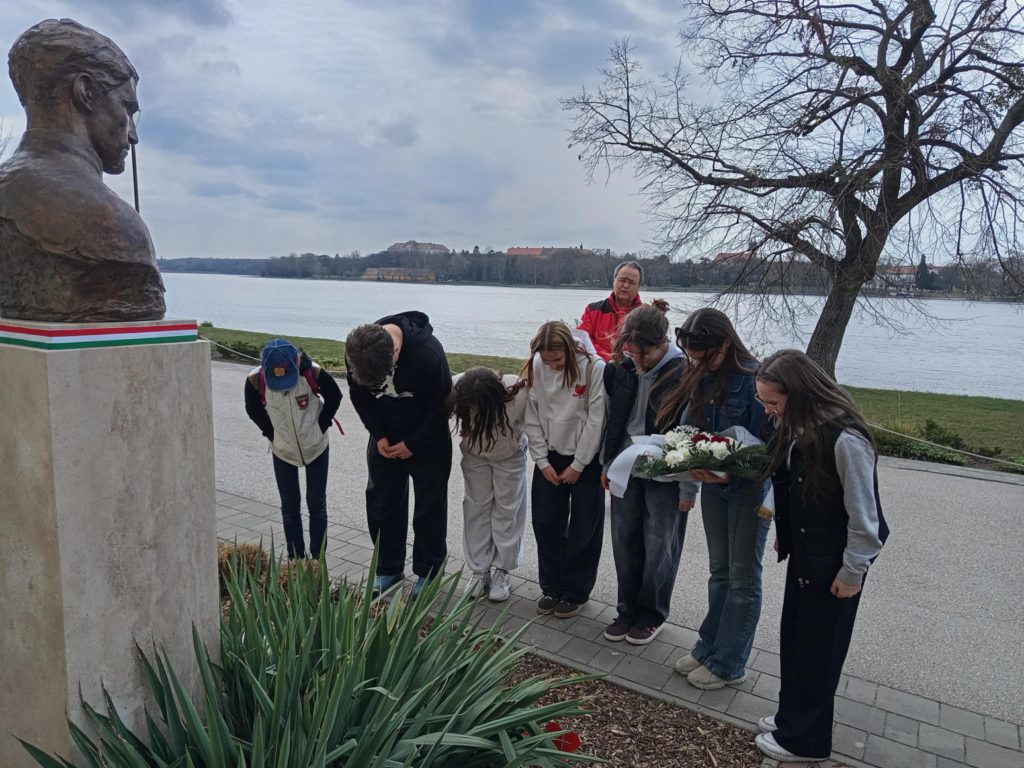 Kerékpáros emléktúrával tisztelegtek a szabadságharc hősei előtt Tatán