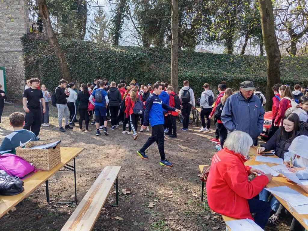 Kerékpáros emléktúrával tisztelegtek a szabadságharc hősei előtt Tatán