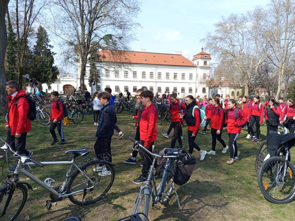 Kerékpáros emléktúrával tisztelegtek a szabadságharc hősei előtt Tatán