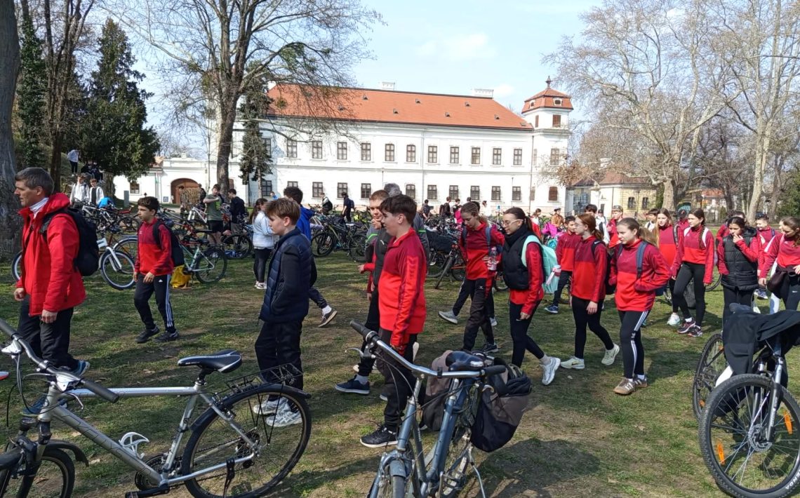 Kerékpáros emléktúrával tisztelegtek a szabadságharc hősei előtt Tatán